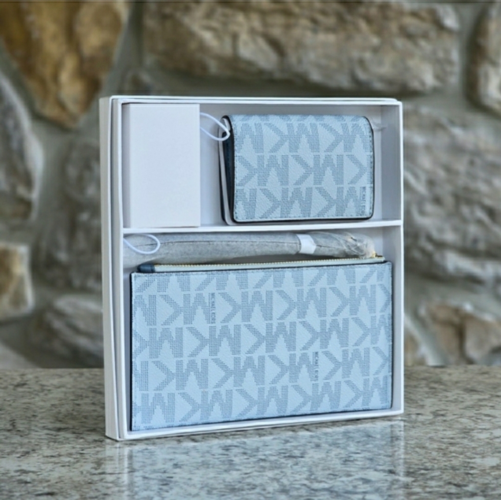 NIB! Michael Kors Soft Sky Blue Signature Wristlet & Wallet Set (MSRP $258) - Picture 3 of 5